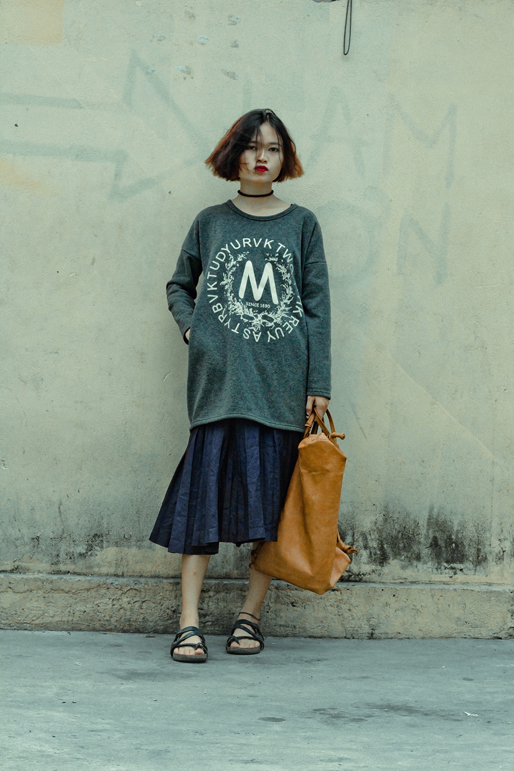 Họa tiết nổi bật, chất liệu mềm rủ tạo vẻ nữ tính cho cô gái 26 tuổi. 