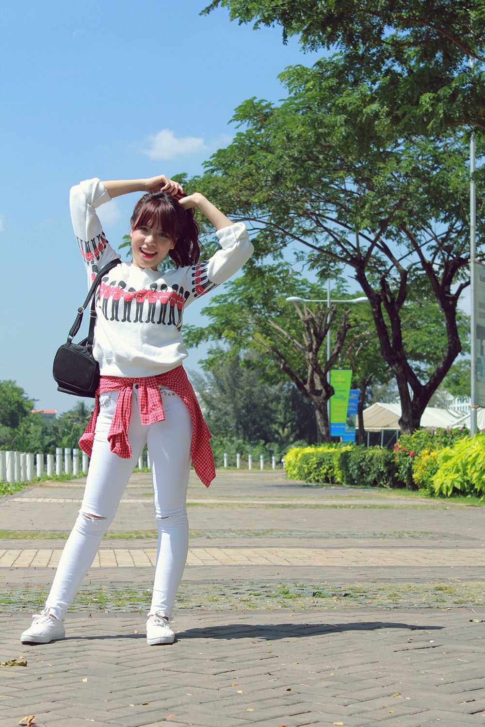 Trang phục màu sắc tươi tắn giúp Võ Thanh Thúy thắp sang không gian công sở. 