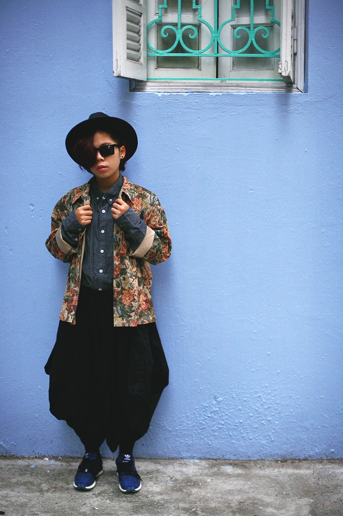 Hoàng Nhung mang dấu ấn phong cách Harajuku Nhật Bản. Họa tiết hoa nổi bật (bold flower) được cô sinh viên Hà thành chọn là điểm nhấn cho trang phục.