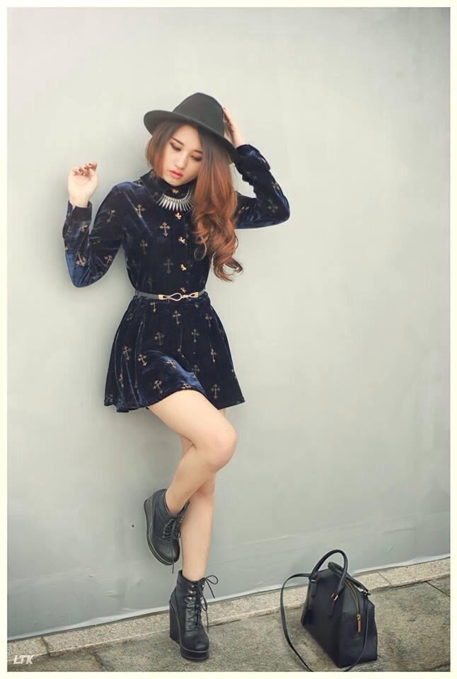 Phối bowler hat với đầm họa tiết gam màu trung tính, Linh Bùi nổi bật với phong cách Vintage dễ thương, dịu dàng. Những bộ quần áo Vintage luôn xuất hiện trong tủ quần áo của các fashionista.