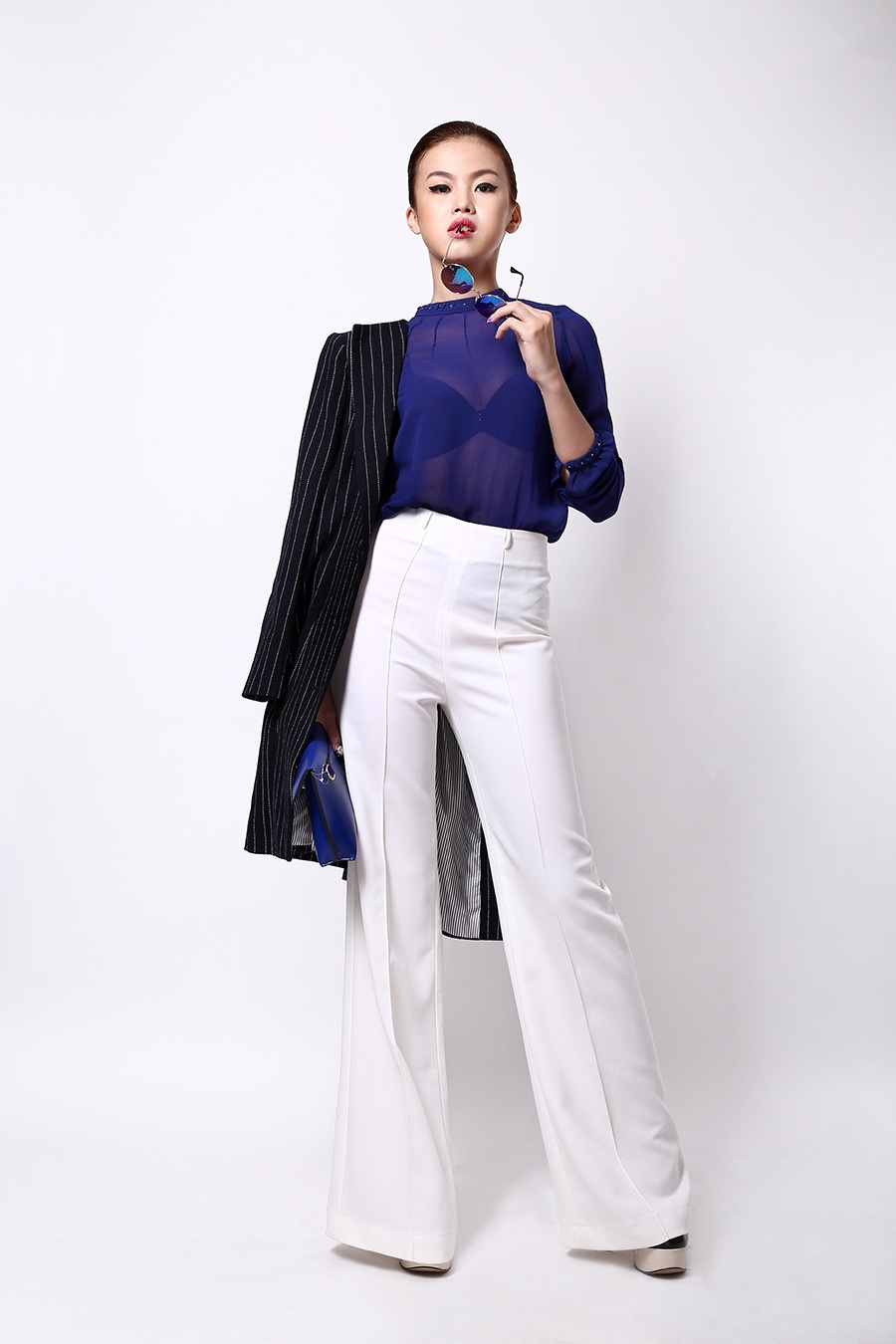 Misell Phạm gây ấn tượng với phong cách thời trang công sở hiện đại, quyến rũ. Quần ống suôn cạp cao là gợi ý để bạn gái ăn gian chiều cao mà vẫn trông hợp mốt, quyến rũ.