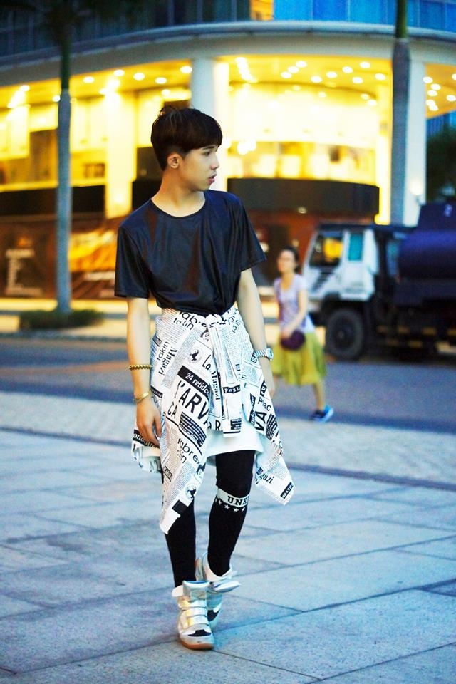 Quốc Tài đã chứng minh trắng – đen là hai sắc thái không bao giờ lỗi mốt. Xu hướng sơ-mi buộc eo cùng giày sneakers là gợi ý cho các tín đồ yêu thích phong cách thành thị năng động. 