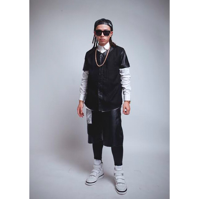 Anh chàng Rocker Hà Thành nổi bật với phong cách rock-chic trắng đen cực ngầu. Phong cách dành cho những tín đồ thời trang mê rock đang được săn đón.