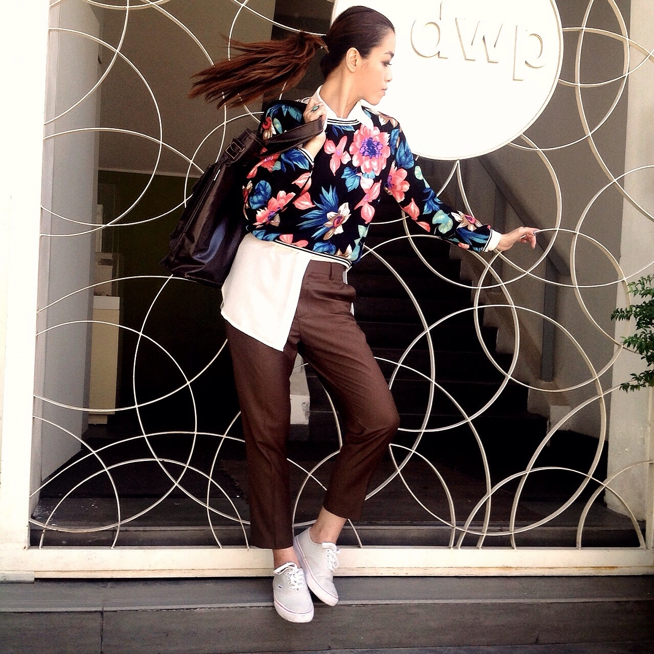 Cách kết hợp layer mới lạ, phá cách này của Thanh Oanh giúp mọi cô gái nổi bật. Áo sweater in hoa nhiệt đới được cô nàng kết hợp ngẫu hứng, mới lạ mà sáng tạo đúng với tinh thần của Fashionista Vietnam.  