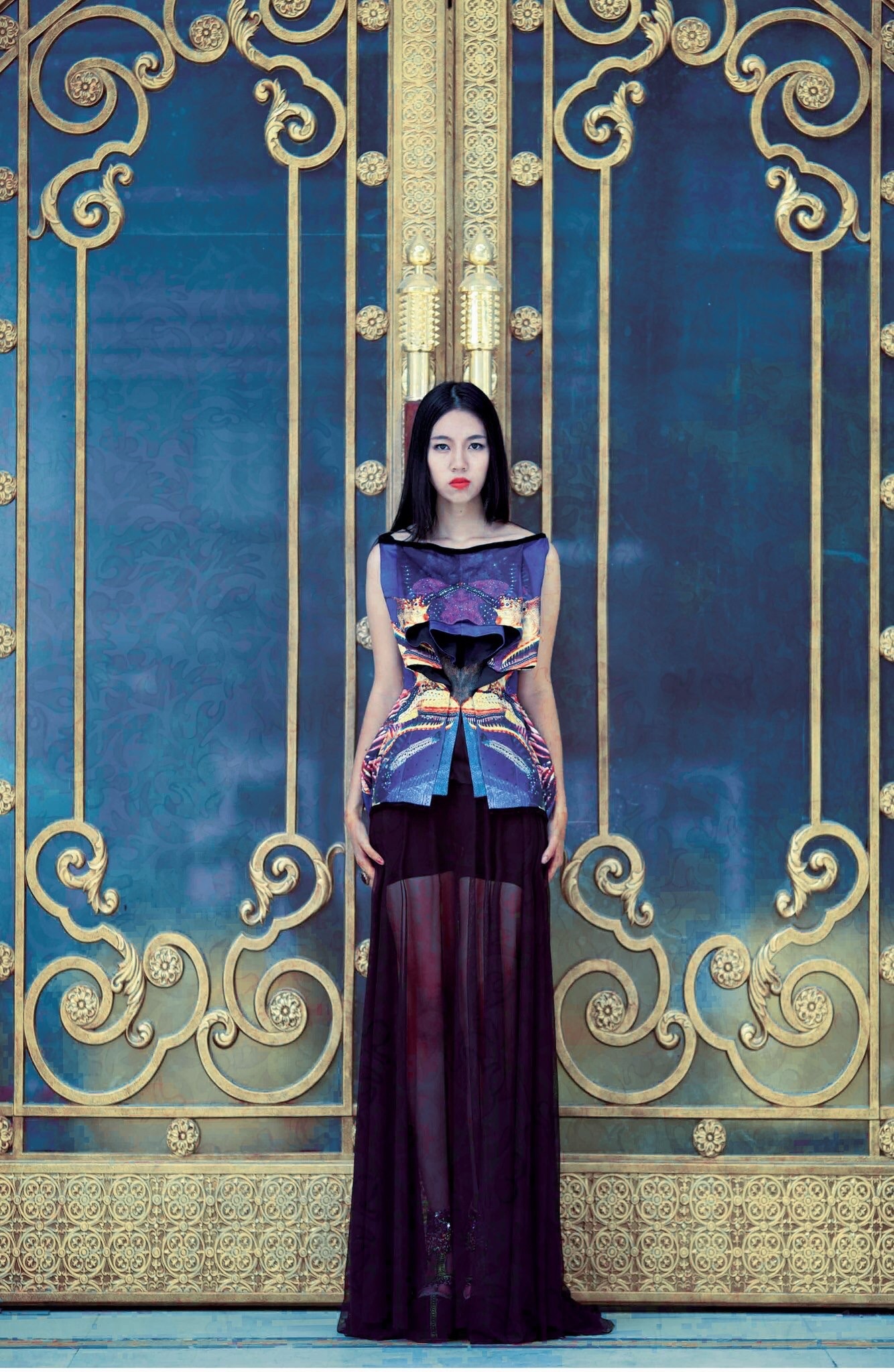 Trang phục in họa tiết và tạo hình 3D mang đến sự tinh tế, nổi bật cho người mặc. Thiên An đã khéo léo trung hòa họa tiết 3D bằng tông màu đen huyền bí. 