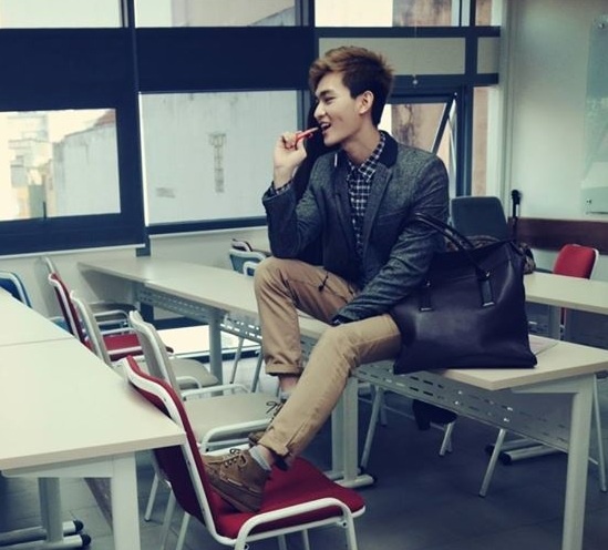 Áo sơ mi ca-rô phối với blazer, chàng trai với phong cách preppy cổ điển nhưng không kém phần trẻ trung và thanh lịch. Xu hướng này đang là lựa chọn hàng đầu của các anh chàng công sở.