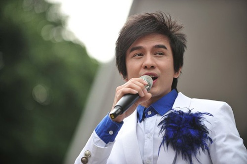 Tại HTV Awards 2012, Đan Trường thẳng thắn chia sẻ nguyện vọng xin rút tên khỏi danh sách đề cử từ năm 2010 để nhường vinh dự và cơ hội cho các nghệ sĩ trẻ hoặc những người chưa có điều kiện tham dự giải thưởng này.