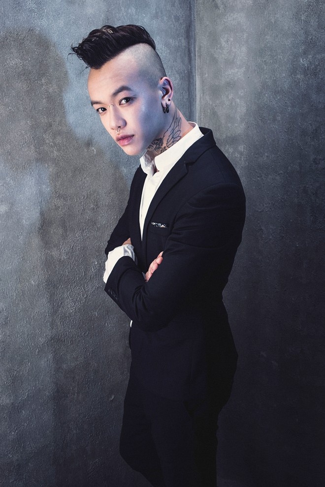 Thanh Hoàng, chàng trai cá tính với các hình xăm chọn trang phục lịch lãm, trái ngược với phong cách ngổ ngáo thường thấy. Anh lần nữa chinh phục độc giả với bởi khả năng kết hợp trang phục đạt hiệu quả cao. Chàng trai này đang là một trong những Fashionista đáng gờm của cuộc thi khi tiếp tục về nhì với 1335 lượt bình chọn. 