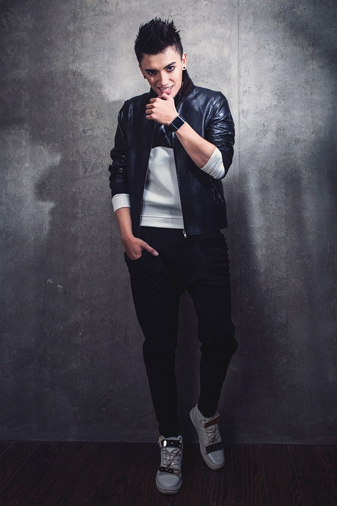 Anh chàng điển trai Hồng Đức xếp thứ 3 với 1311 lượt bình chọn. Chàng trai sinh năm 1994 là một trong những thí sinh không ngại đột phá, làm mới hình ảnh chăm chỉ nhất của Tín đồ thời trang Việt Nam. 