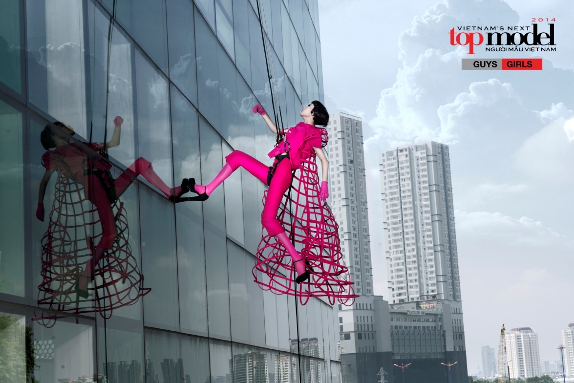 Cao Ngân tự tin treo mình chụp ảnh trên không.