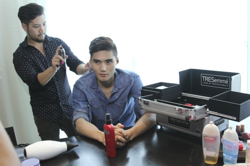 Còn Quang Hùng như chàng trai đẳng cấp và ấn tượng với tóc xịt nếp gọn gàng.  