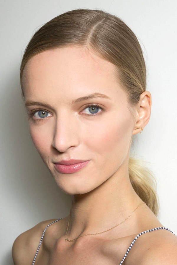   Làn da sáng hồng tự nhiên là xu hướng trang điểm mùa mốt 2015.