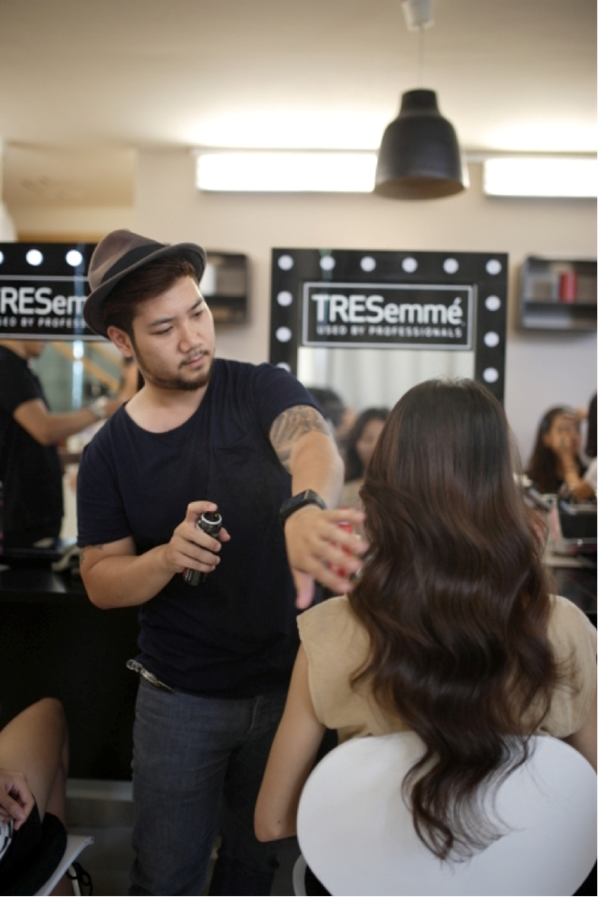   Bạn có thể tự tạo kiểu tóc uốn xoăn này ngay tại nhà với dòng sản phẩm chuyên nghiệp của TRESemmé.