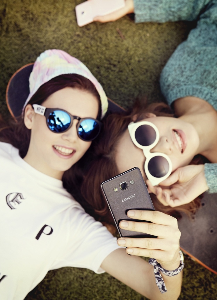 Một chiếc smartphone với chế độ selfie hoàn hảo sẽ giúp bạn luôn tỏa sáng trên mạng xã hội.