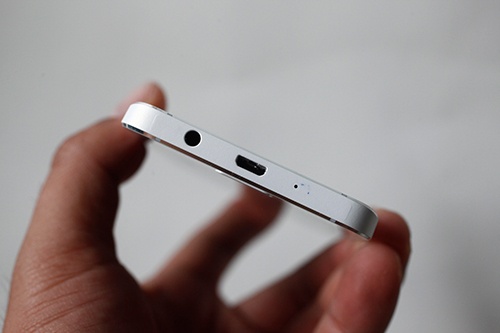   Samsung Galaxy A nổi bật với những đường viền vát kim cương sáng bóng.