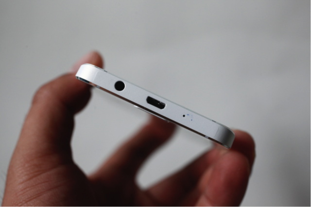 Samsung Galaxy A nổi bật với những đường viền vát kim cương sáng bóng.