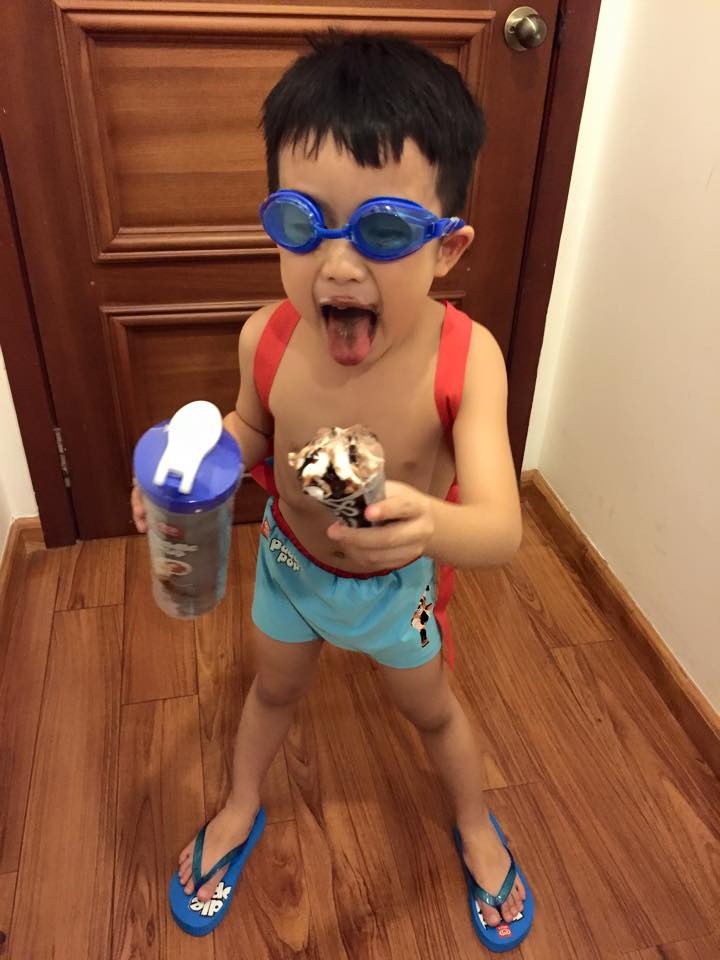 “Mẹ Ốc ráng ngày ăn 2 cây kem, ba Trí rùa ngày ăn 2 cây, bà vú Khương mập ăn 1 cây, bà ngoại ăn 1 cây để đổi tiếp quà cho Cola không thôi bị tị nạnh. La nó đang giựt quà của Ka đây nè, đòi mặc quần bơi của anh ngủ mới ghê”, MC tài năng chia sẻ.