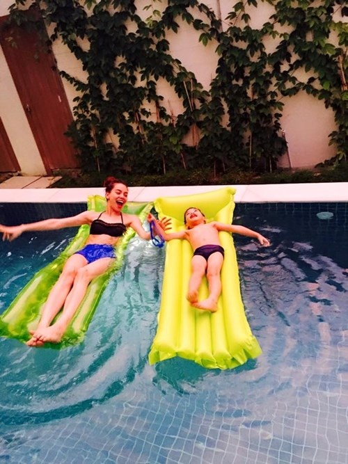 Hồ Ngọc Hà mới đây đã chia sẻ hình ảnh 2 mẹ con cùng đùa nghịch trong bể bơi tại chính ngôi nhà sang trọng của cô.