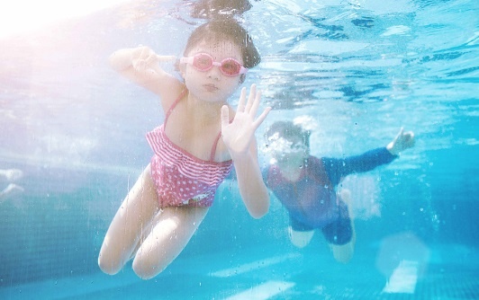 Trần Bảo Sơn đưa bé DeVon đi bơi để giải tỏa cái nóng “như thiêu như đốt” ở Sài thành.