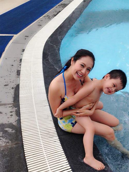   Thanh Thúy vui mừng khoe trên trang cá nhân vừa nhận được quà của kem Paddle Pop để cu Phê diện trong mùa hè này. “Các mẹ nhanh nhanh tham gia chương trình đi, 100% sẽ trúng  hưởng đó”, cô hào hứng tiết lộ.   