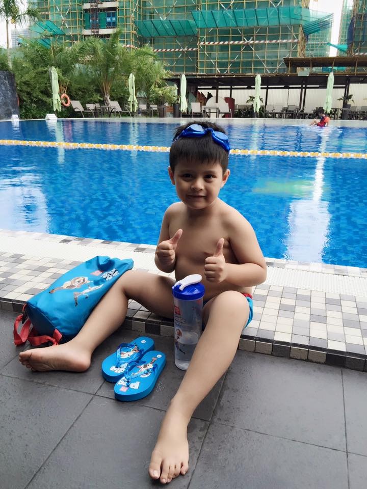  Quý tử nhà Thanh Thúy được trang bị đầy đủ túi dây rút, dép kẹp, bình nước, kính bơi… để có buổi đi bơi thú vị.