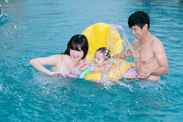   Gia đình Lý Hải, Minh Hà cũng thường có thói quen đưa con đi bơi mỗi khi rảnh rỗi.  