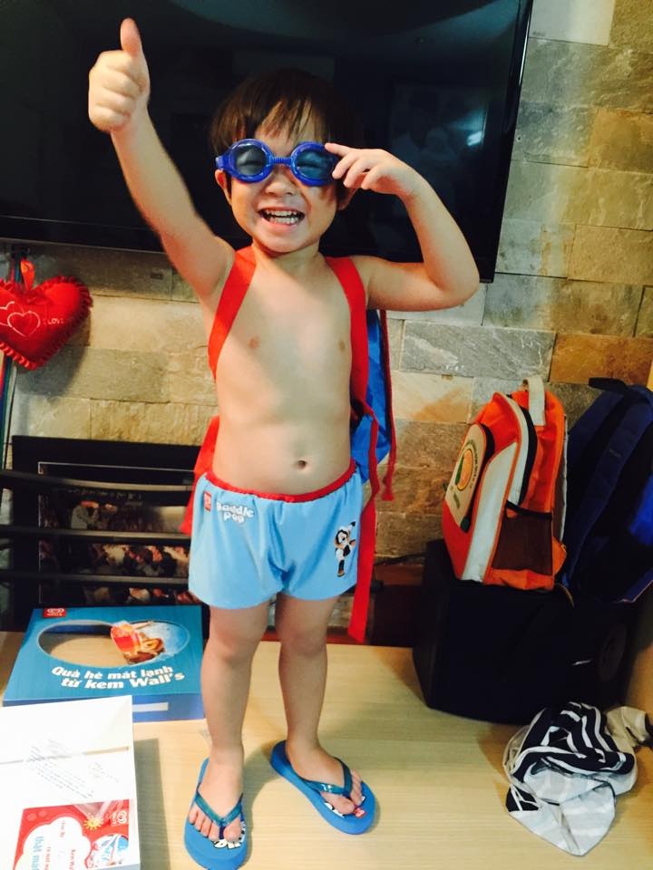 Cậu cả Rio cực thời trang khi diện kính bơi, dép kẹp quần bơi… cùng màu.