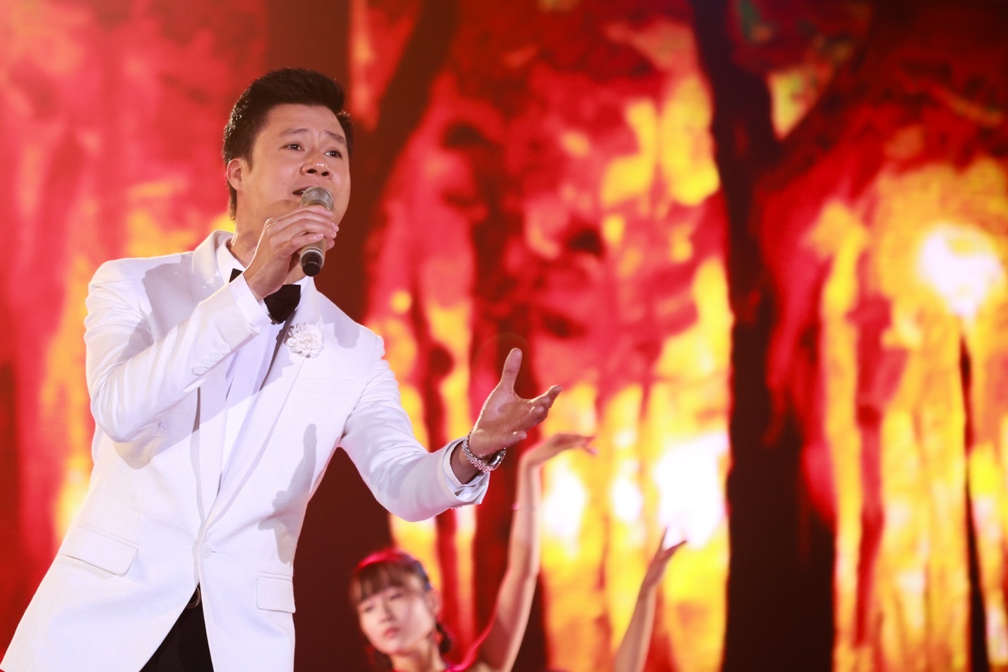 Nam ca sĩ gốc Quy Nhơn - Quang Dũng thể hiện Còn ta với nồng nàn (Quốc Bảo), Thuở ấy có em (Huỳnh Anh)… với sự hỗ trợ của nhóm múa minh họa.