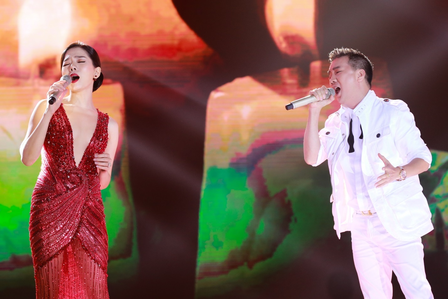 Sáng tác của nhạc sĩ Thái Thịnh là câu chuyện của hai người đã không còn đứng bên cạnh nhau. Sau nhiều năm gặp lại, họ nhận ra rằng có quá nhiều chuyện đáng tiếc từng xảy ra và giờ đây không thể nào thay đổi. 