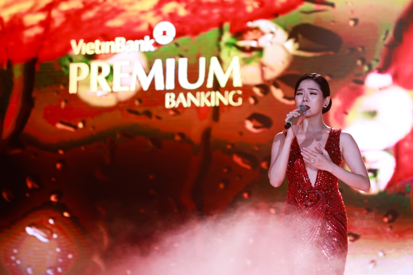 Chất giọng khàn uyển chuyển của Lệ Quyên như nương tựa vào tiếng hát mạnh mẽ, đắm say của Mr Đàm, mang đến một phần trình diễn gần như hoàn hảo. Đây là một trong những tiết mục được yêu thích nhất tối qua.