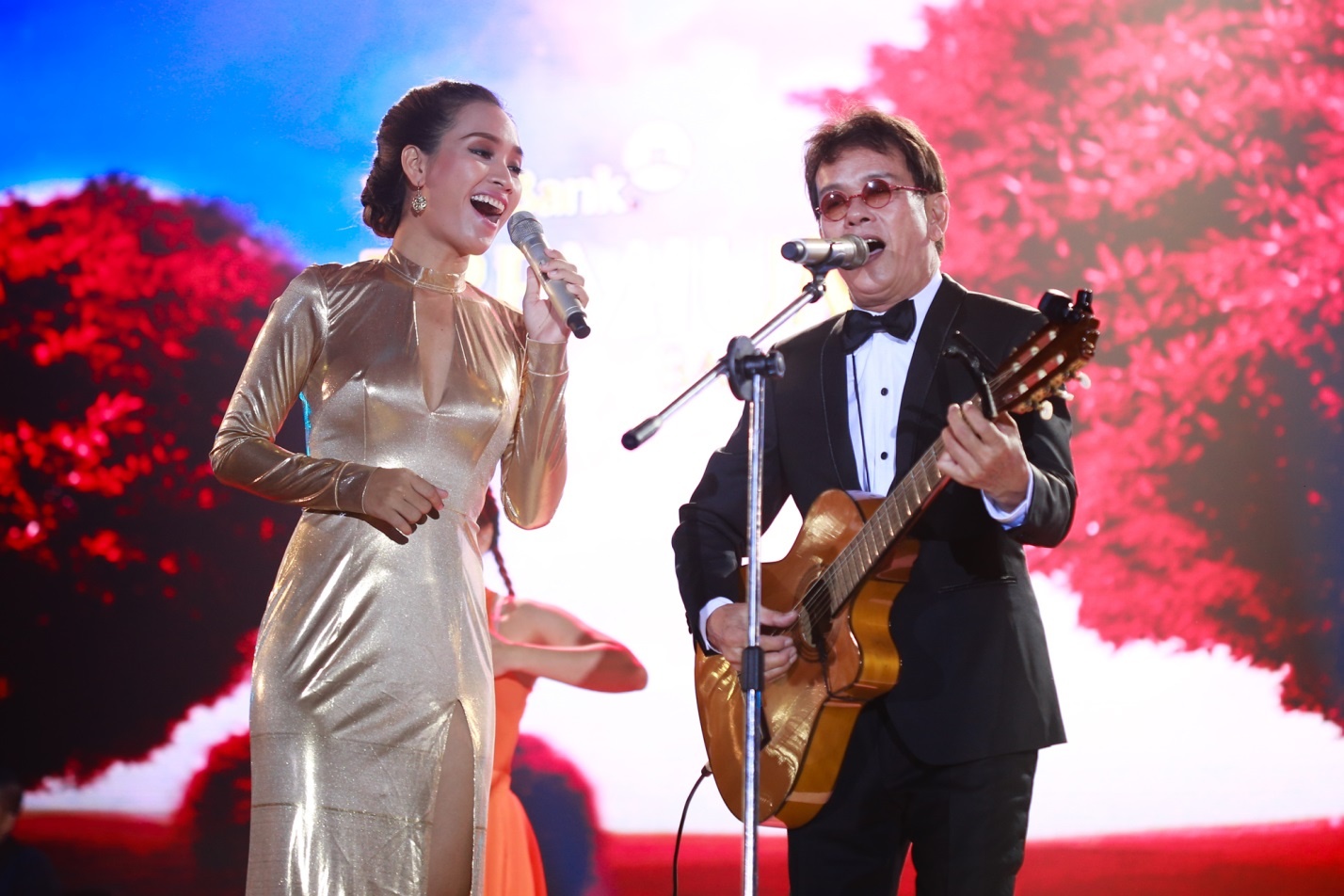 Sau đó, cô có màn song ca hòa quyện cùng Đức Huy trong bài hát Như đã dấu yêu. Tiếng ghita mộc mạc của nhạc sĩ tài năng làm tăng hiệu quả thể hiện cho bài hát. 