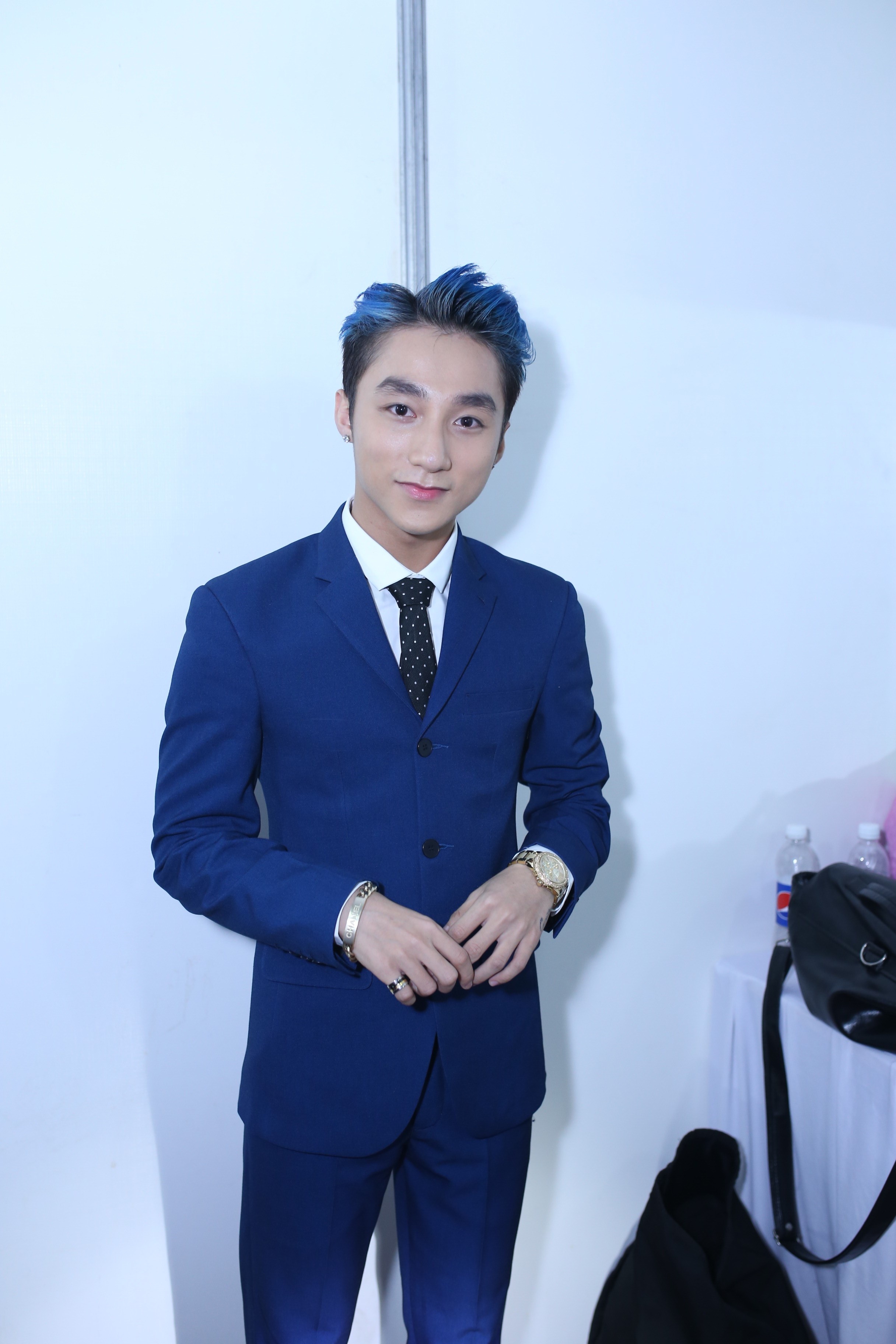 Hậu trường đại nhạc hội 20 năm nâng tầm cuộc sống tối qua cũng có sự xáo động không nhỏ khi Sơn Tùng M-TP xuất hiện.