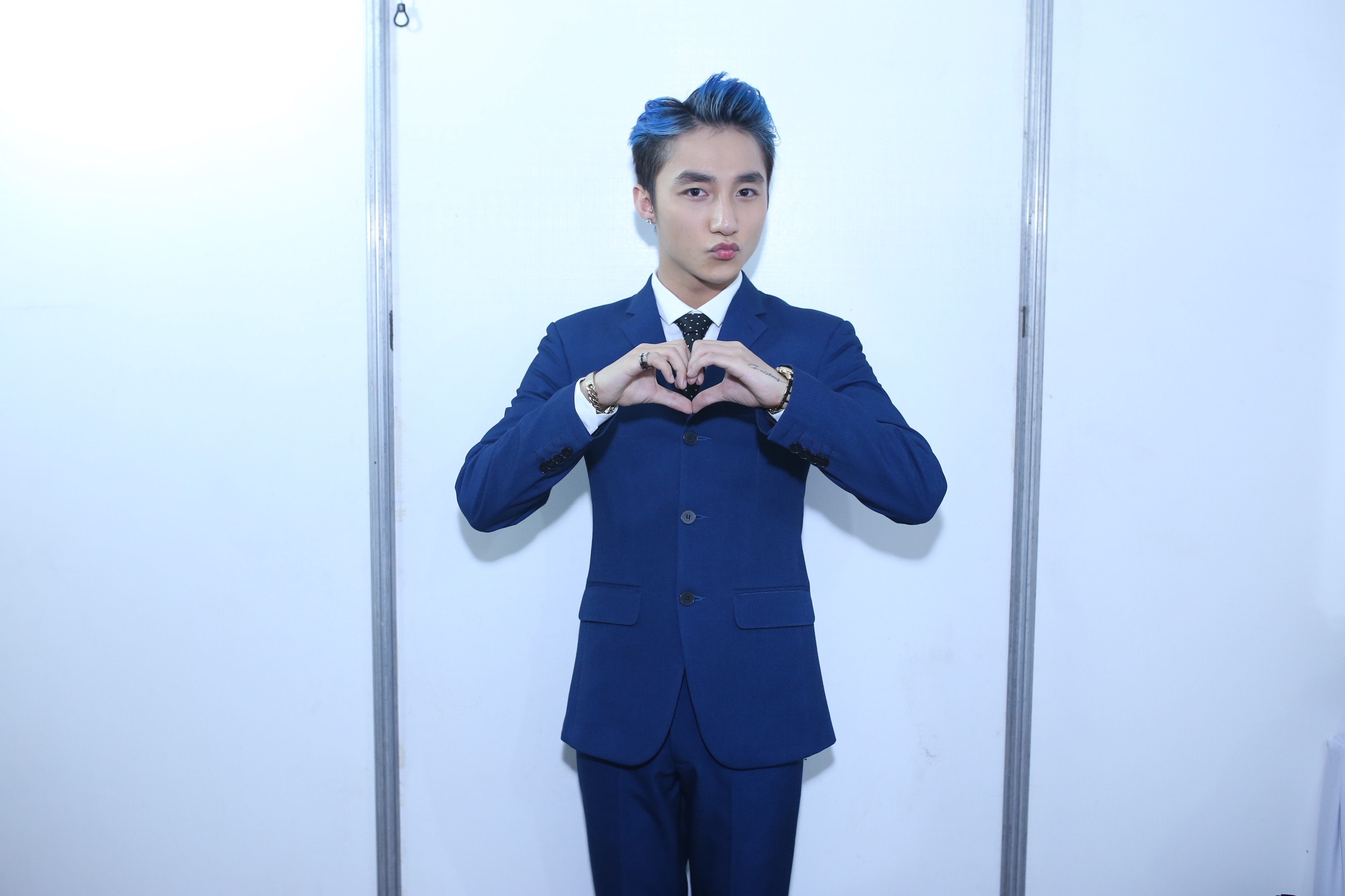 Chàng ca sĩ gốc Thái Bình đốn tim những người có mặt bởi loạt biểu cảm dễ thương, đáng yêu.