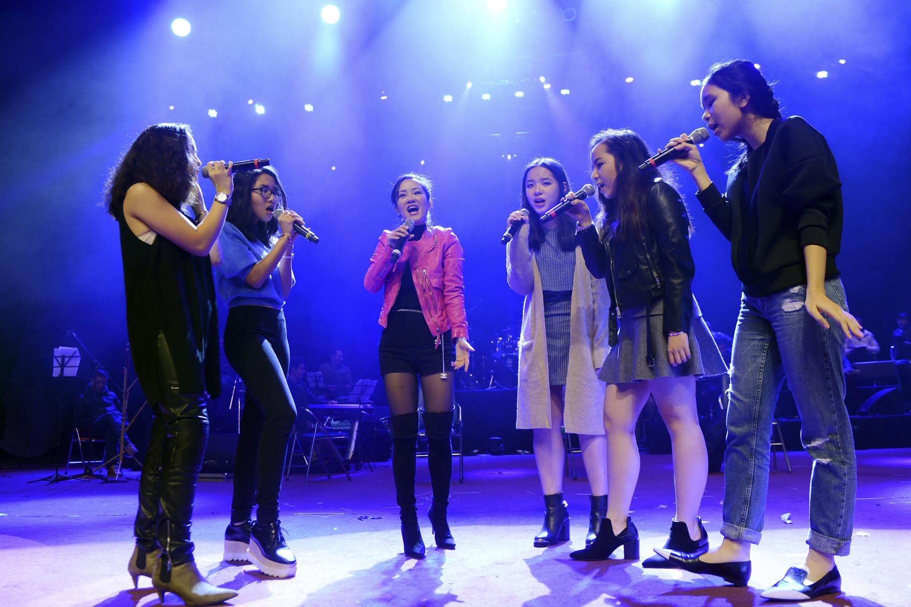  Khách mời của Hồng Nhung trong đêm diễn còn có các em học sinh trung học đến từ nhóm nhạc nữ TBC. Các cô gái 15 tuổi sẽ trình diễn cùng Hồng Nhung trong phần nội dung về bảo vệ động vật hoang dã.   