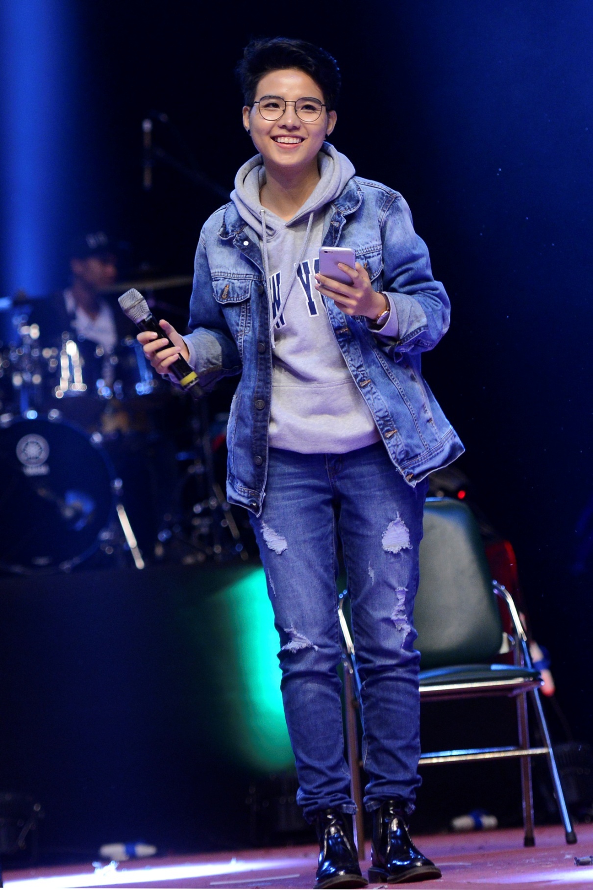   Xuất hiện trong buổi tổng duyệt live show Phố à phố ơi... Bống à Bống ơi của Hồng Nhung, Vũ Cát Tường gây ấn tượng bởi vẻ ngoài giản dị, nụ cười tươi và phong cách cá tính như thường thấy.