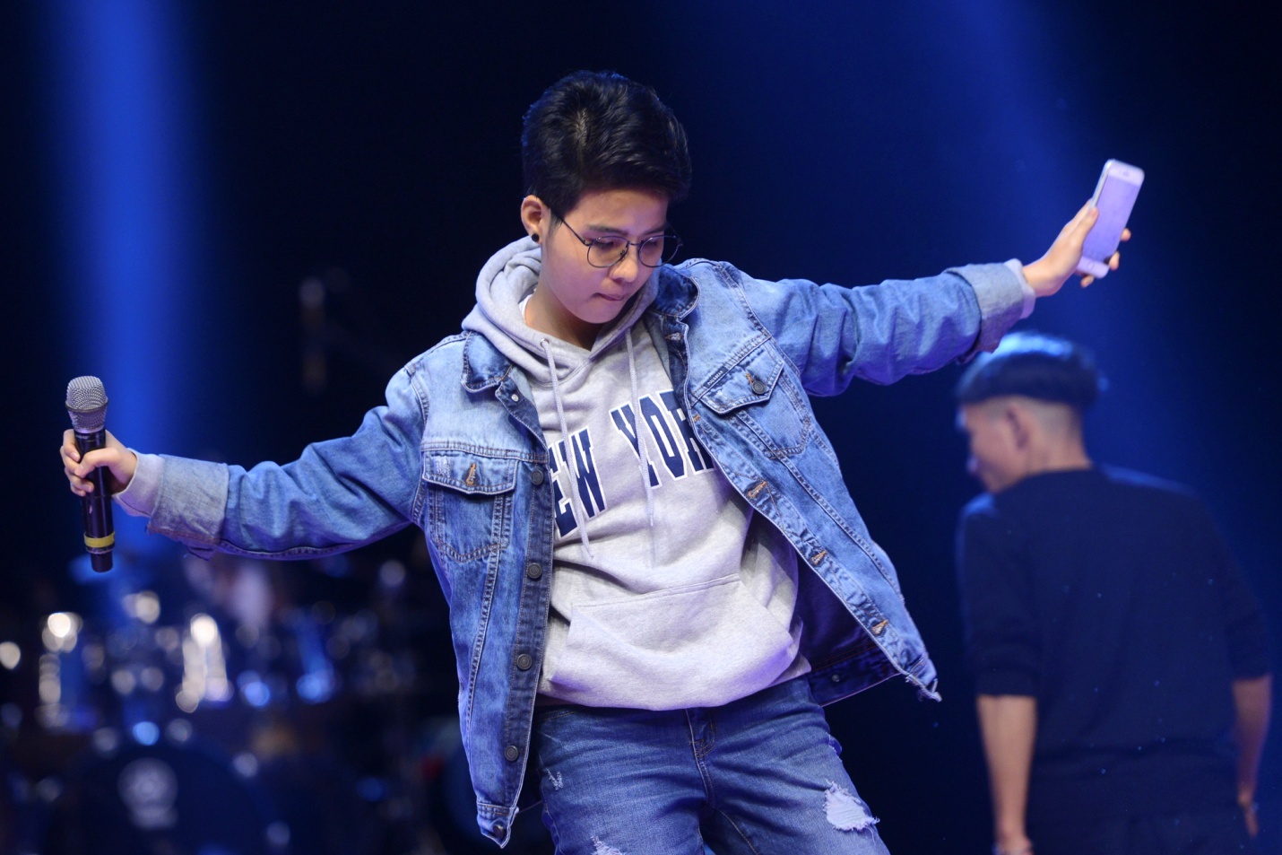 Nhìn cô đầy khác lạ trong bộ đồ jean và gương mặt mộc. Cát Tường gầy đi khá nhiều so với những lần xuất hiện trước đó.  