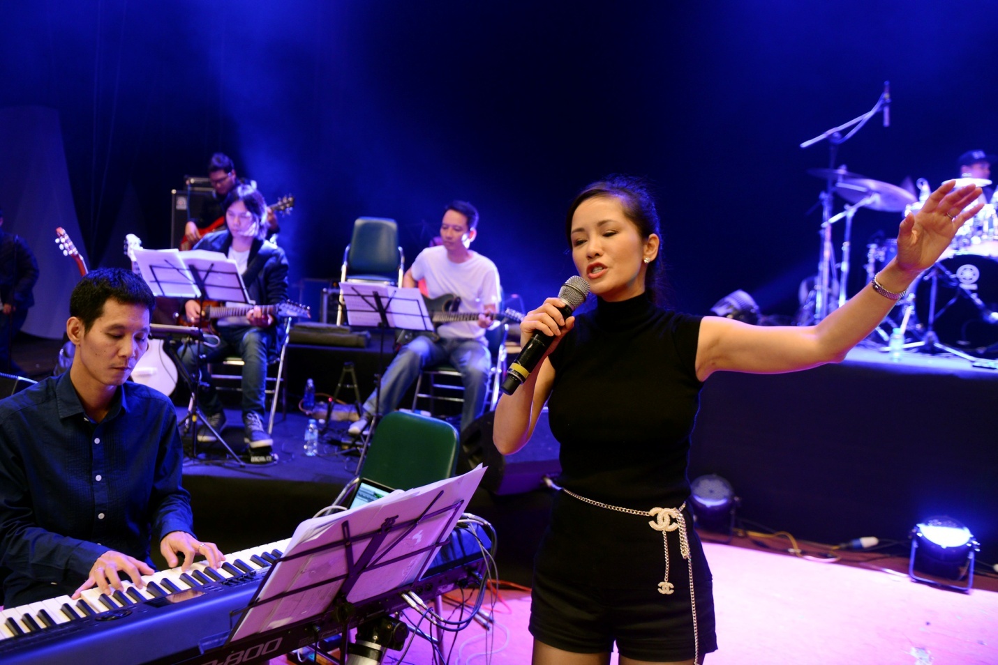 Live show lần này của Hồng Nhung còn quy tụ nhiều tên tuổi quen thuộc như  Thanh Lam, Hà Anh Tuấn, ban nhạc Anh Em, nhạc sĩ Hoài Sa Hà Anh Tuấn, diễn Phạm Hoàng Nam...  