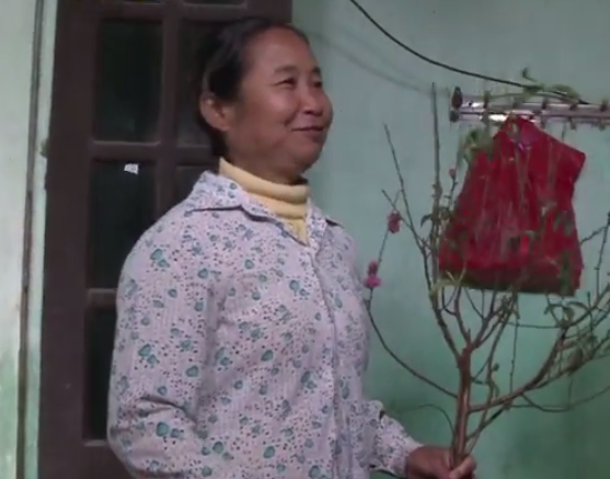 Nguoi phu nu ngheo xuc dong nhan ve xe ve que an Tet hinh anh