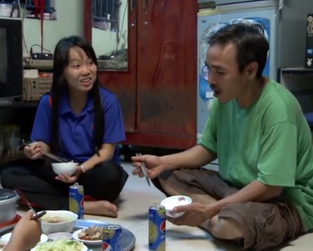 Nguoi co hoan canh kho khan nhan ve ve que an Tet hinh anh