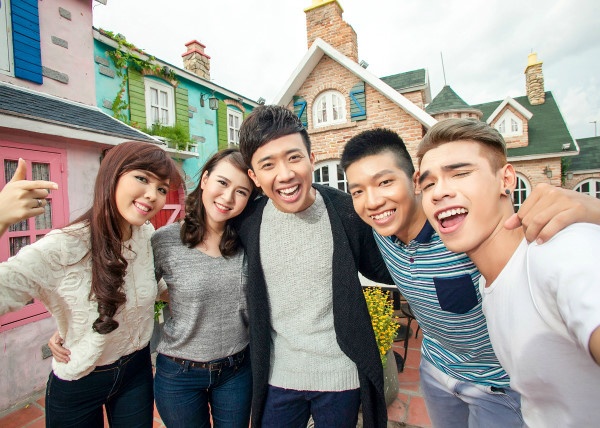 Tran Thanh lai xe sang di don fan du tiec hinh anh