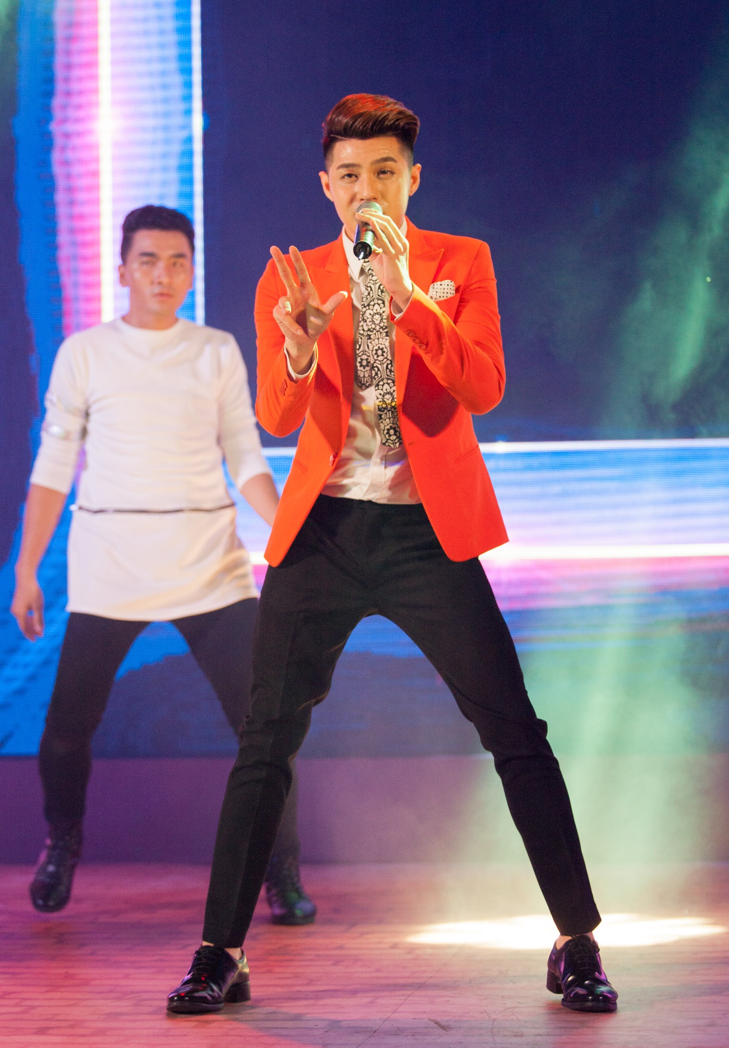 Dong Nhi, ca si,  vu dao anh 6