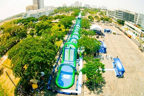 Gioi tre hao hung vui choi tren duong truot nuoc hinh anh