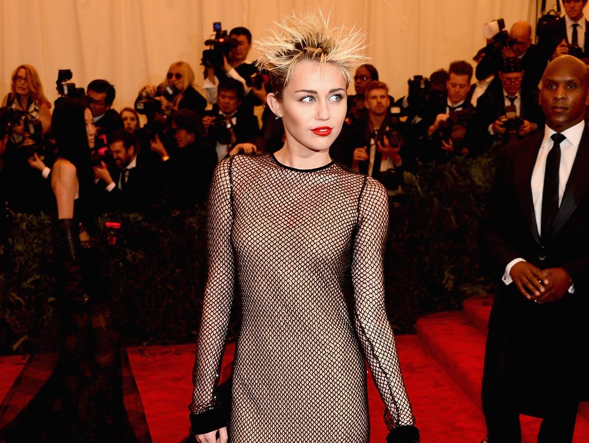 Ngam Miley Cyrus thay doi style truoc va sau khi cuoi Liam Hemsworth hinh anh