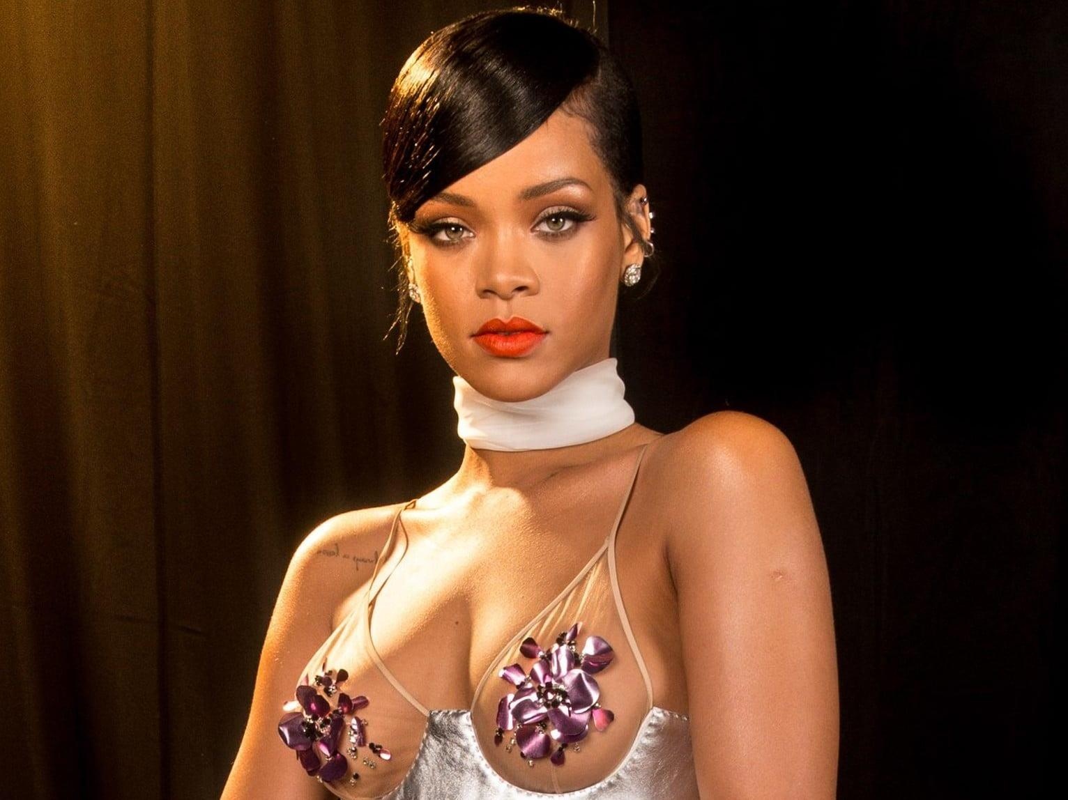 Rihanna bi bat gap xach tui Louis Vuitton 'khong ai co' tren tay hinh anh