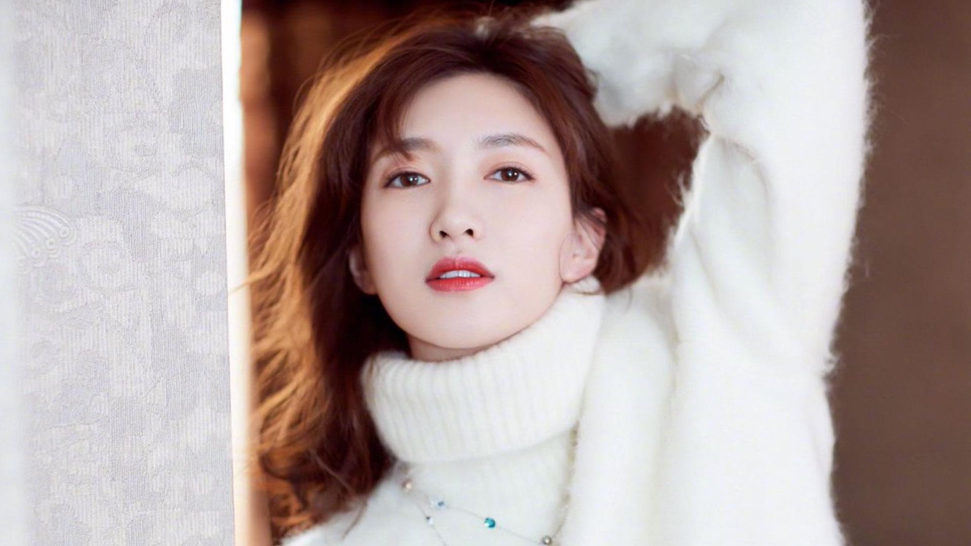 Giang So Anh xinh dep trong clip mung Giang sinh cua Swarovski hinh anh