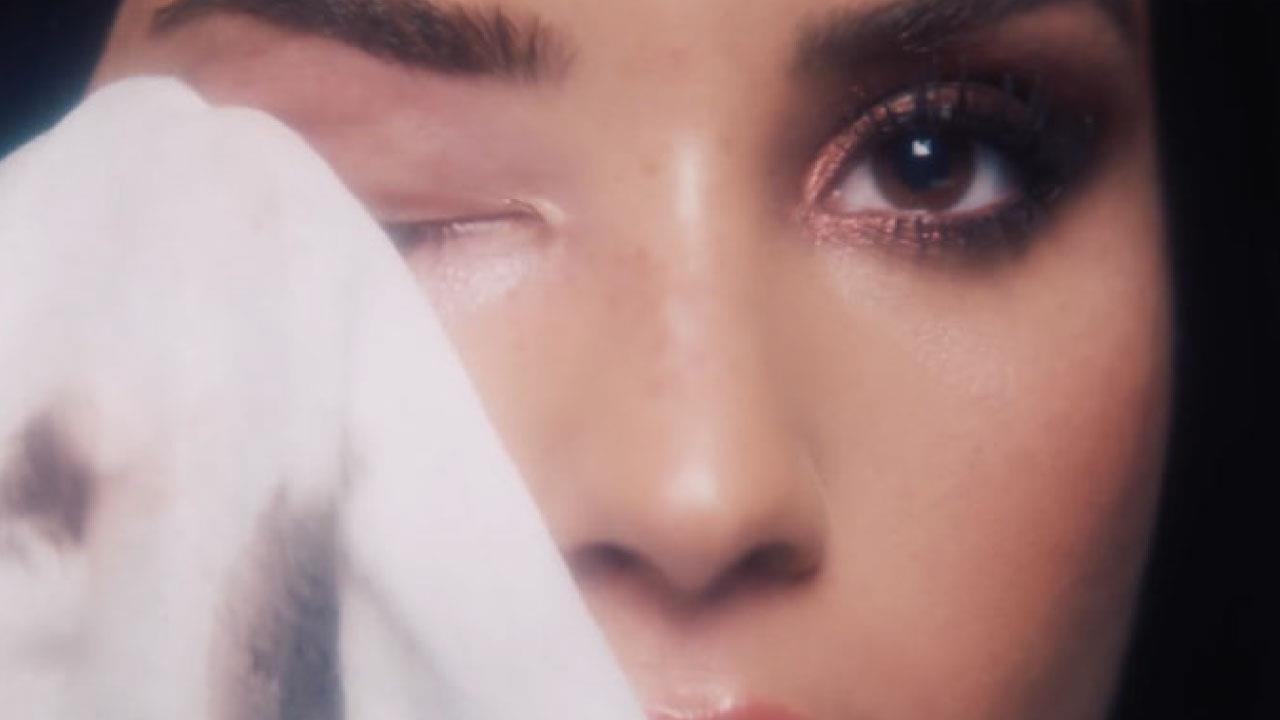 Demi Lovato mat moc trong clip cua tap chi Vogue hinh anh