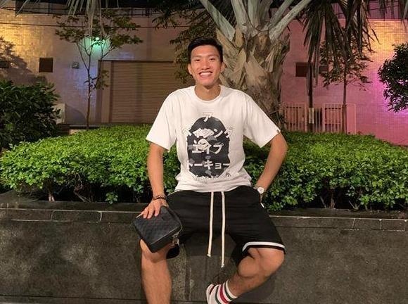 Clutch Louis Vuitton 22 trieu dong va loat tui Doan Van Hau tung dung hinh anh