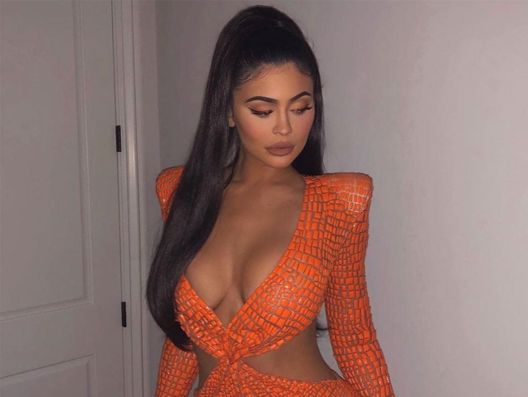 Kylie Jenner trong kem sang vi tham dien do co nhieu chi tiet hinh anh