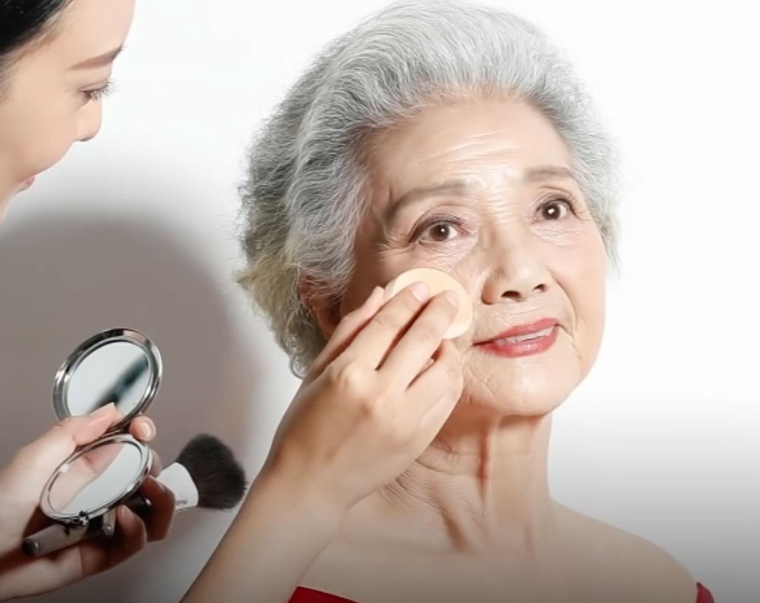 Nguoi mau 88 tuoi: Lam viec tu 5h sang, thay 100 bo moi lan chup anh hinh anh