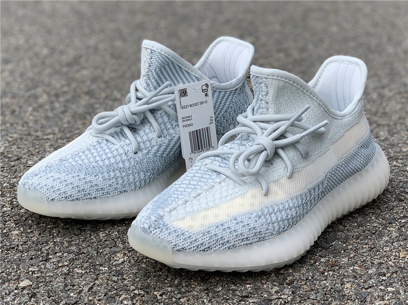 Bo 14 trieu dong de la nguoi dau tien co doi Yeezy 350 Cloud White hinh anh